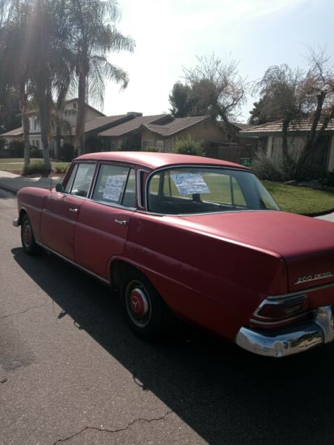 Mercedes-Benz 200-Series 1967 image number 40