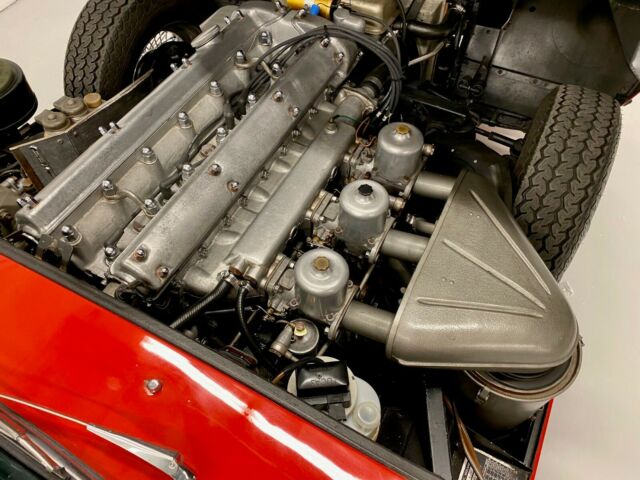 Jaguar E-Type 1967 image number 44