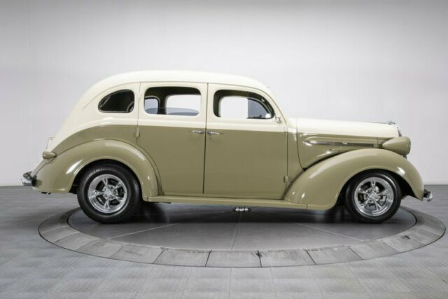Plymouth Custom 1937 image number 8