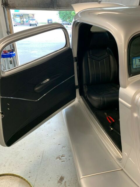 Ford 3 Window Coupe 1933 image number 26