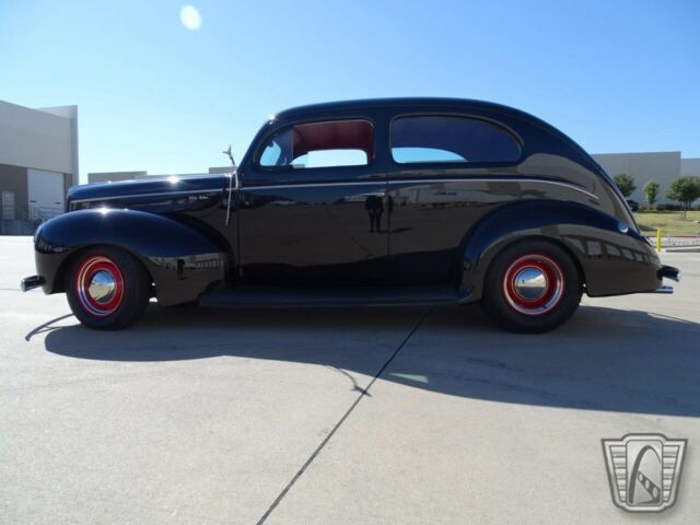 Ford Deluxe 1940 image number 2