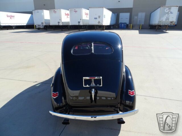 Ford Deluxe 1940 image number 3