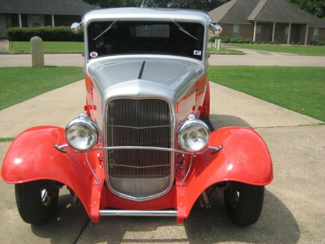Ford 2-Door Sedan 1932 image number 1