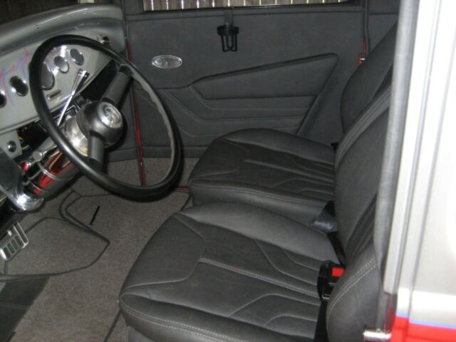 Ford 2-Door Sedan 1932 image number 36