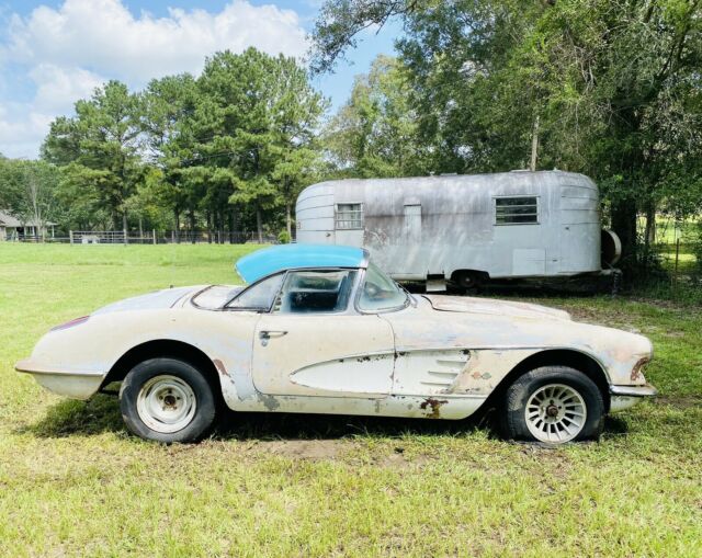 Chevrolet Corvette 1960 image number 25