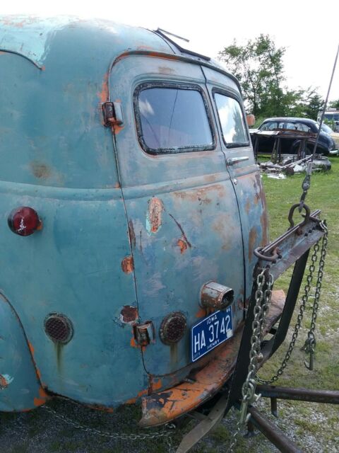 Chevrolet Suburban 1951 image number 2