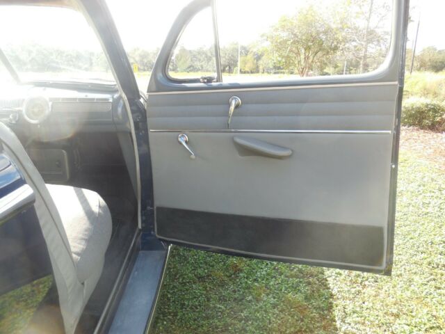 Ford Super Deluxe 1948 image number 13