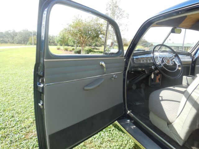 Ford Super Deluxe 1948 image number 14