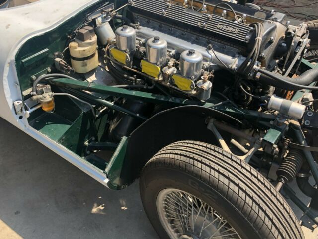 Jaguar E-Type 1970 image number 20