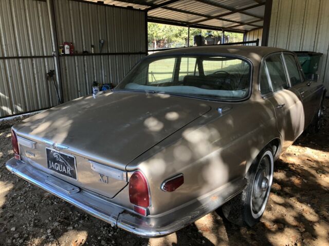 Jaguar XJ6 1971 image number 18