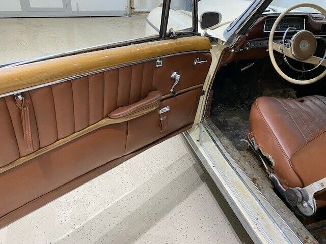 Mercedes-Benz 200-Series 1960 image number 10