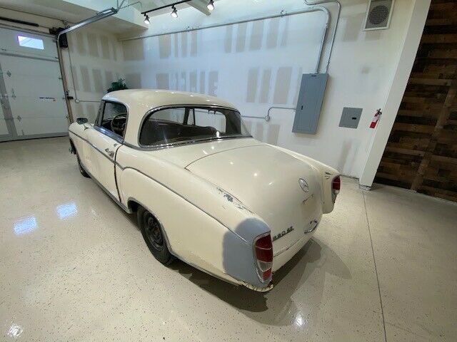 Mercedes-Benz 200-Series 1960 image number 26