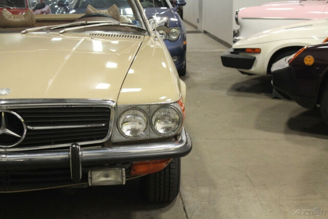 Mercedes-Benz SL-Class 1973 image number 32