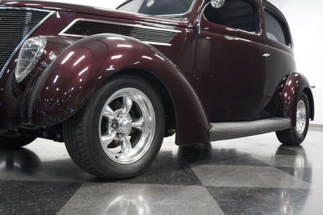 Ford Tudor 1937 image number 23