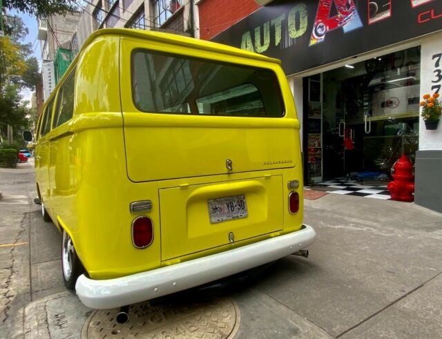 Volkswagen bus 1970 image number 2