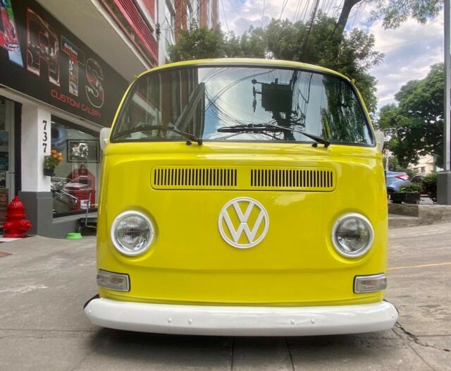 Volkswagen bus 1970 image number 3