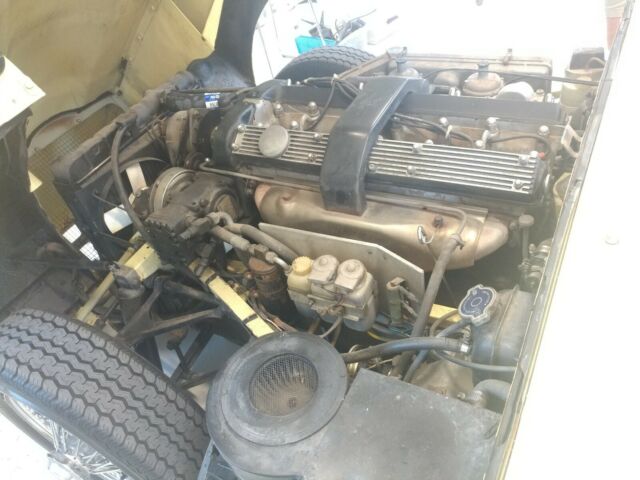 Jaguar E-Type 1971 image number 26
