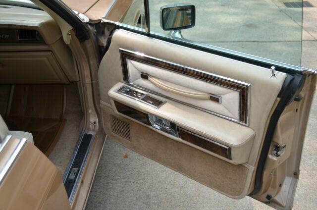 Lincoln Town Car 1979 image number 15