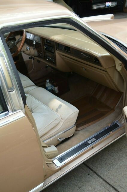 Lincoln Town Car 1979 image number 25
