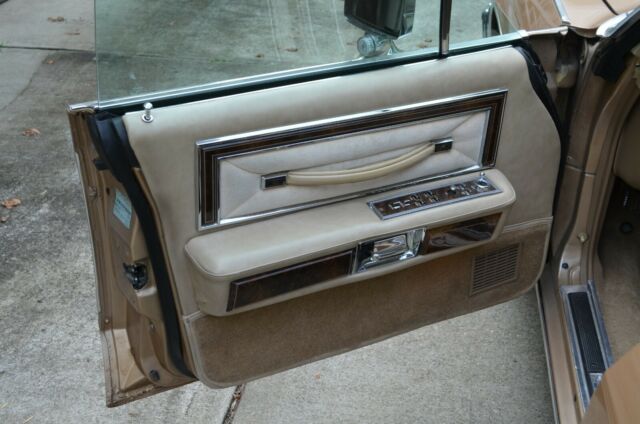 Lincoln Town Car 1979 image number 26