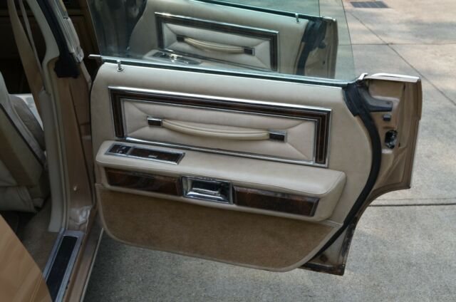 Lincoln Town Car 1979 image number 27