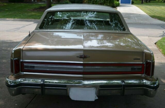 Lincoln Town Car 1979 image number 4