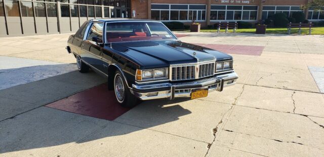 Pontiac Bonneville Brougham 1978 image number 28