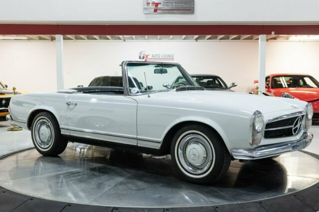 Mercedes-Benz 200-Series 1966 image number 2