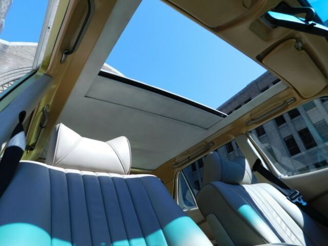 Mercedes-Benz 400-Series 1976 image number 28