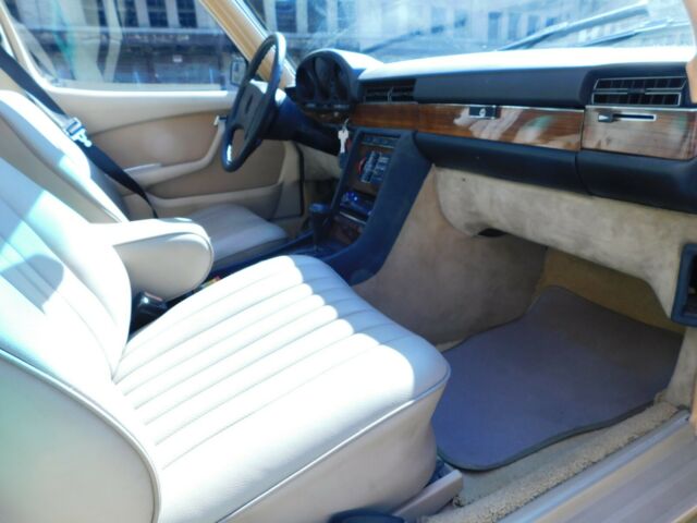Mercedes-Benz 400-Series 1976 image number 29