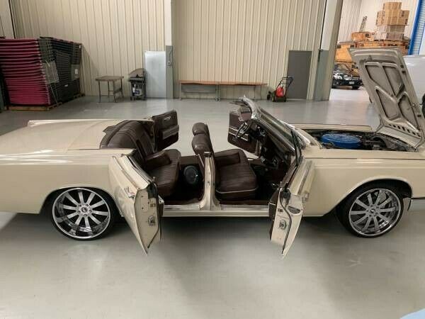 Lincoln Continental 1967 image number 24