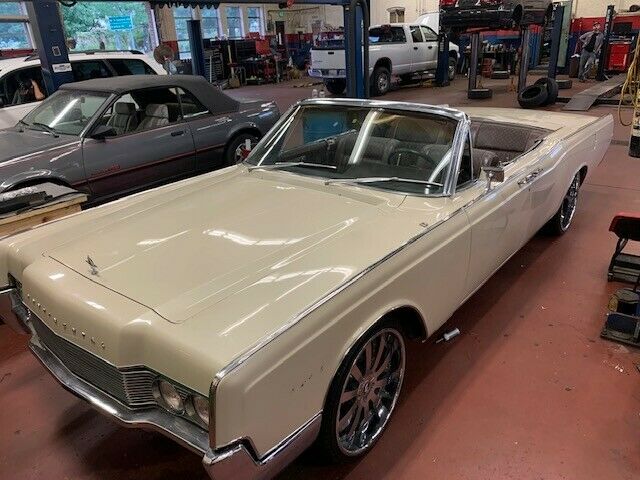 Lincoln Continental 1967 image number 27
