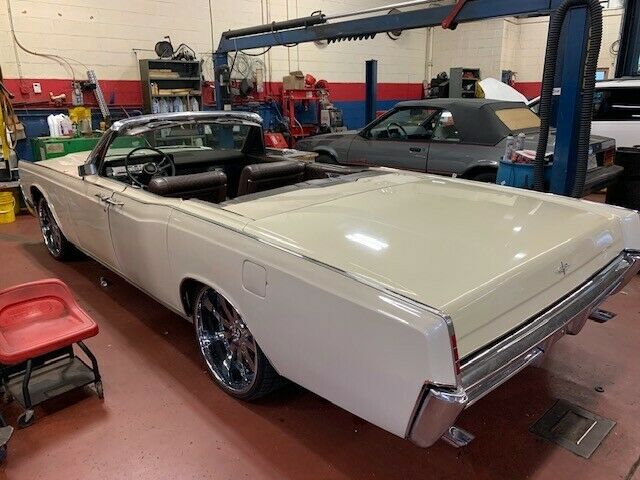 Lincoln Continental 1967 image number 4
