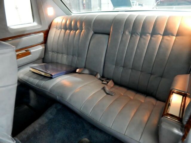 Cadillac DeVille Coupe 1977 image number 32