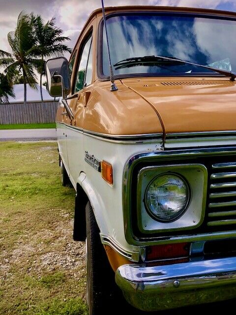 Chevrolet G20 Van 1975 image number 2