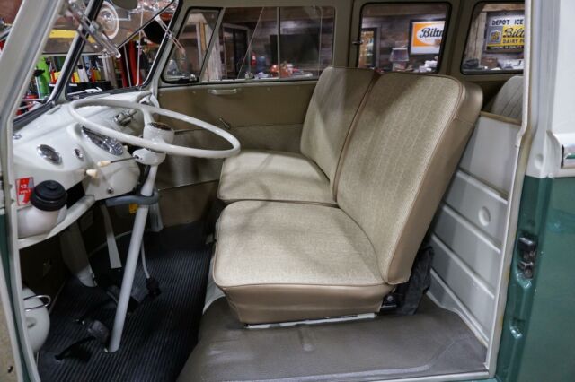 Volkswagen 13 WINDOW VAN DELUXE 1964 image number 32