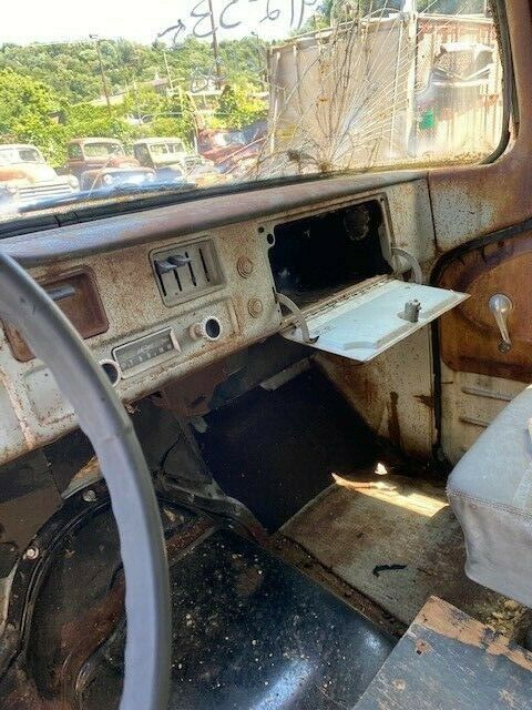 GMC Suburban 1961 image number 29