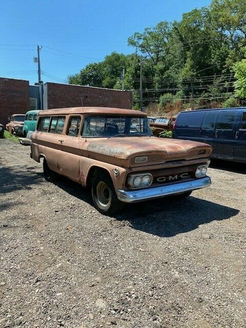 GMC Suburban 1961 image number 3