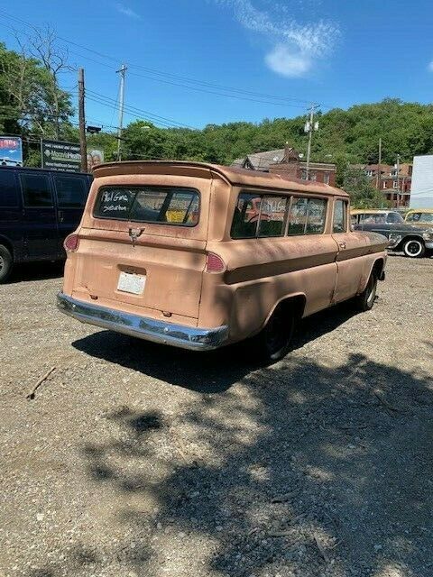 GMC Suburban 1961 image number 4