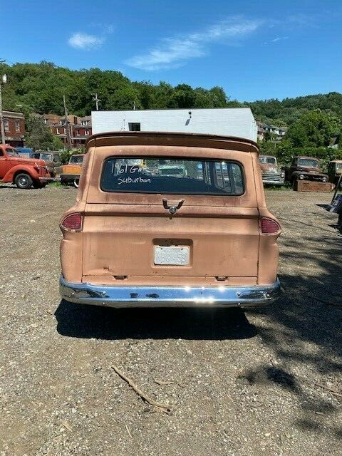 GMC Suburban 1961 image number 6