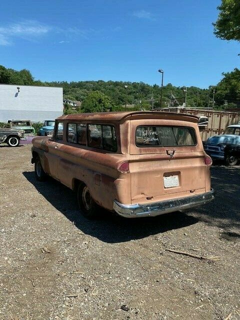 GMC Suburban 1961 image number 7