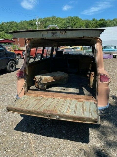 GMC Suburban 1961 image number 8