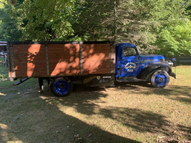 Chevrolet ton and half 1946 image number 1