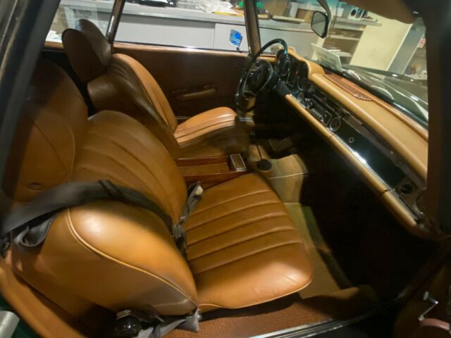 Mercedes-Benz SL-Class 1970 image number 34