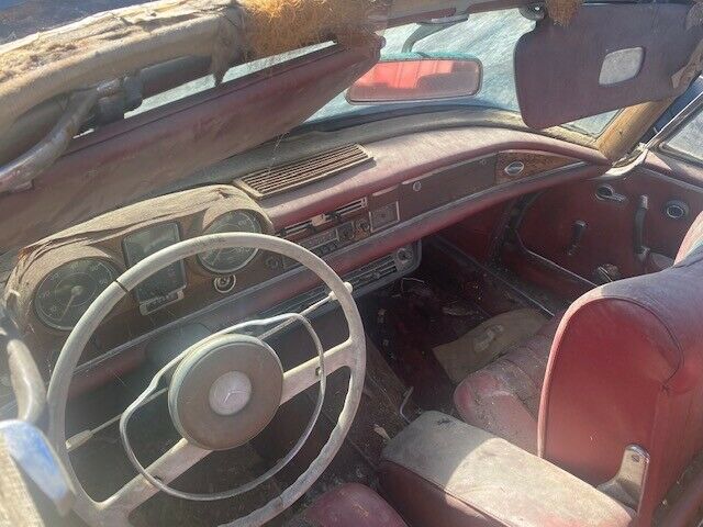 Mercedes-Benz 200-Series 1966 image number 15