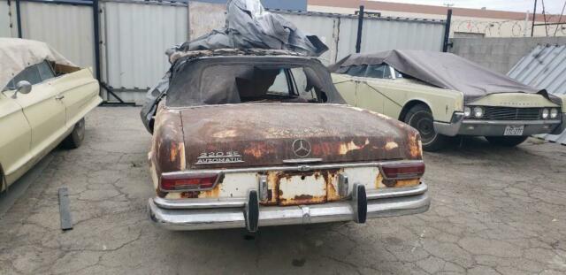 Mercedes-Benz 200-Series 1966 image number 2