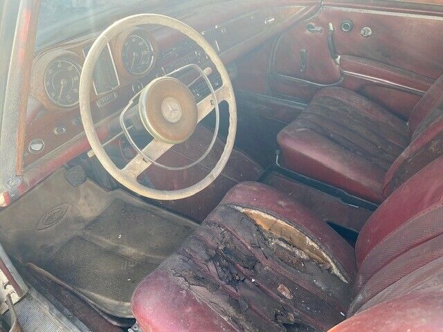 Mercedes-Benz 200-Series 1966 image number 21