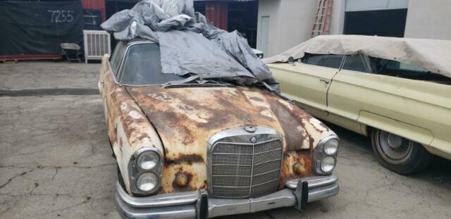 Mercedes-Benz 200-Series 1966 image number 27