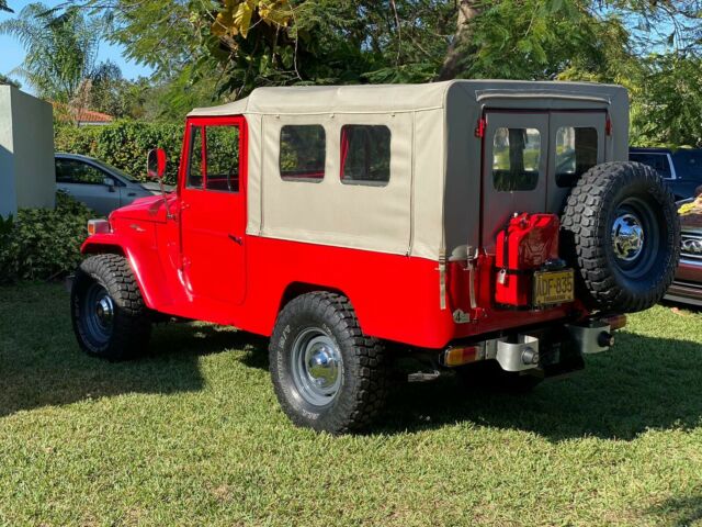 Toyota Land Cruiser 1971 image number 2