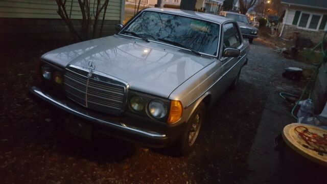 Mercedes-Benz 300-Series 1978 image number 10